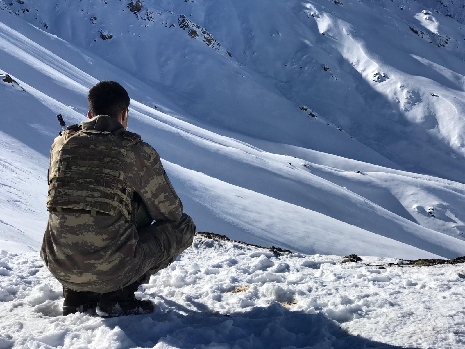 Şemdinli'de çığ altında kalan askerin naaşına ulaşıldı